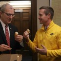 Davis follows through on National Championship wager